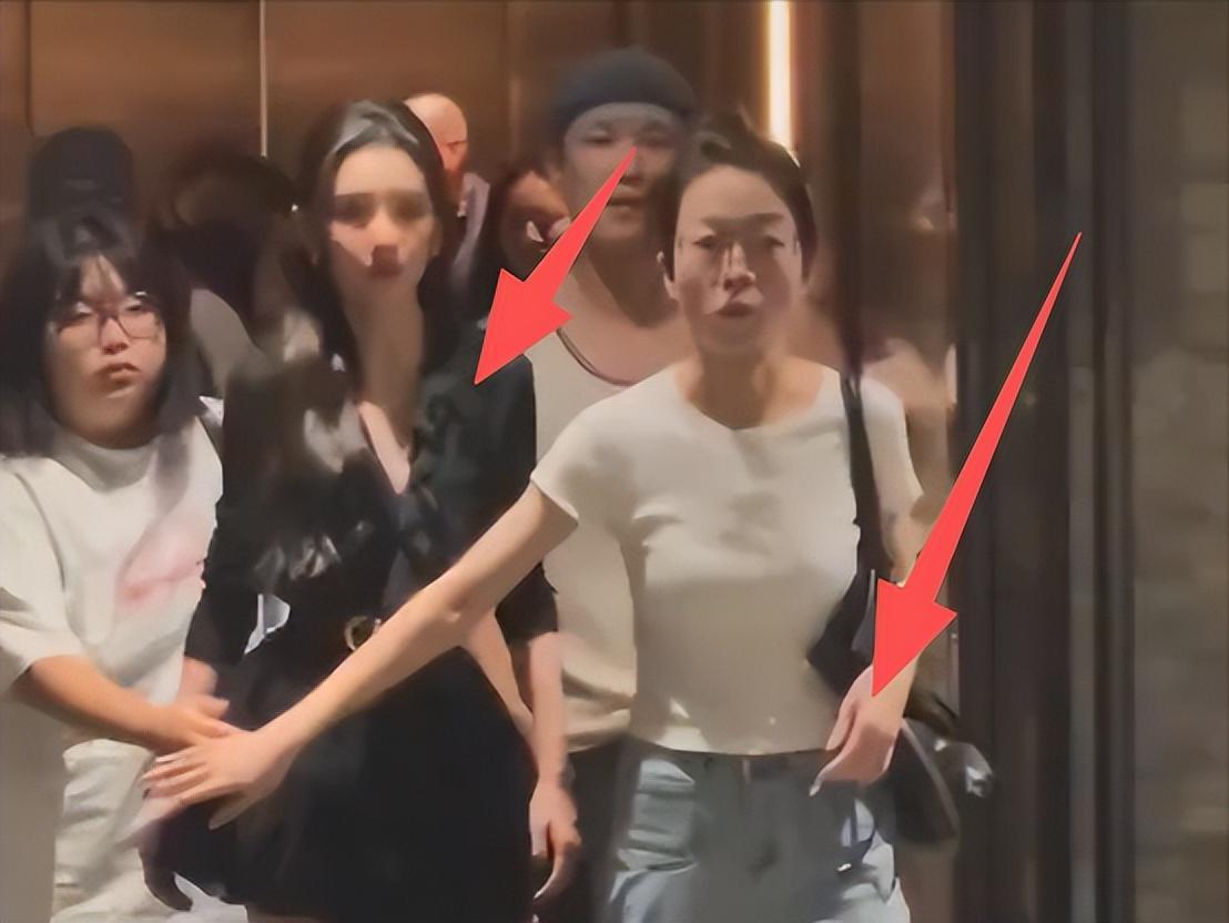 到底谁在喜欢这种病态美？27岁宋祖儿现身南京，双腿瘦成皮包骨