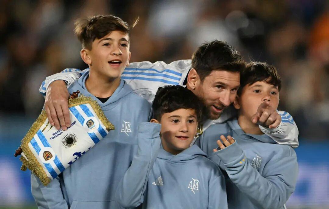 告别战！梅西带领阿根廷赢得了世界杯、美洲杯、欧美杯、奥运会、世青赛